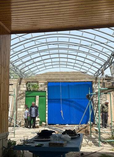 maqnitli qapi toru: Metal konstruksiyalı, tağvari örtük, həyətdə kölgə yaratmaq və ya