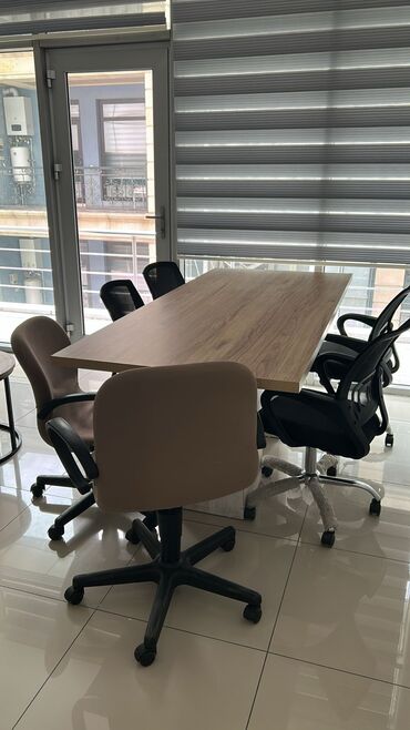 Ofis masaları: Konfrans stolu satılır.ofis bağlandığı ucun butun mebeller satılır