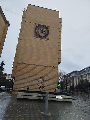 Mənzillər: Parlament prospekti 20 nömrəli məktəb ilə üzbəüz 9 mərtəbəli binanın 4 — 8