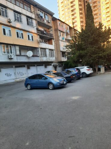 167 saylı orta məktəb: Bakı, 4 otaqlı, Köhnə tikili, m. Xalqlar Dostluğu, 62 kv. m