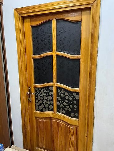 qapi taxta: Yaxşı vəziyyətdə olan 2 ədəd taxta naxışlı, şüşəli daxili otaq qapısı — 2