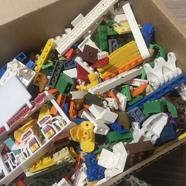 купить лего недорого: Большой набор деталей Lego разных цветов и размеров. Включает в себя
