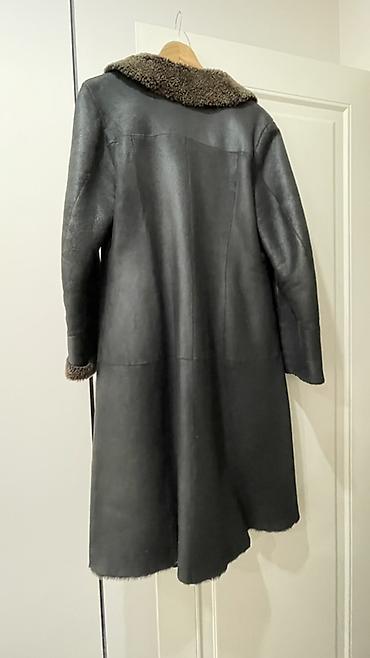 Дубленки: Две верхние вещи в темно‑серо/черной гамме. 1) Дубленка из — 2