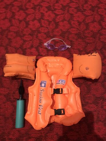 Другие товары для детей: Продаю детский спасательный жилет нарукавники очки и насос для