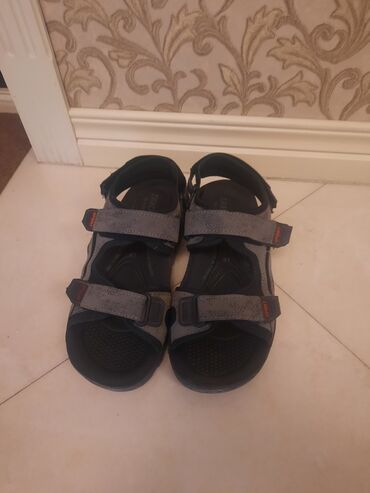 Кроссовки и спортивная обувь: Adjustable qayışları olan kişi səndəlləri. Ayaq formasını təkrarlayan