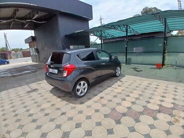 грузовой автомобиль: Chevrolet Spark (последнее поколение), 5‑дверный хэтчбек в темно‑сером