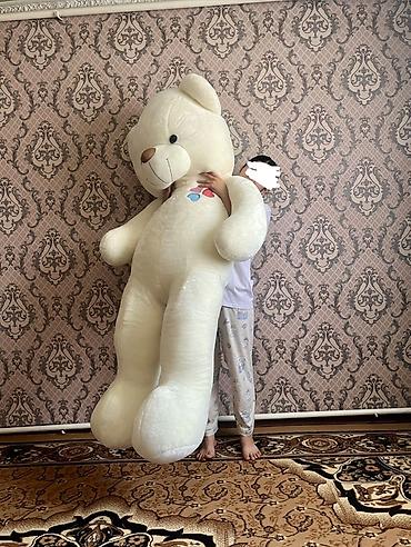 мишка фредди: Большой плюшевый мишка, цвет молочно‑белый. - Размер: 2 метровый - — 2