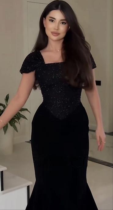 bot kar: Zərif və klassik görünüşə sahib qara uzun gecə libası. Model bədənə — 2