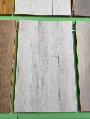 laminant: Açıq boz ağac teksturalı laminat döşəmə paneli - Rəng/naxış: açıq — 1
