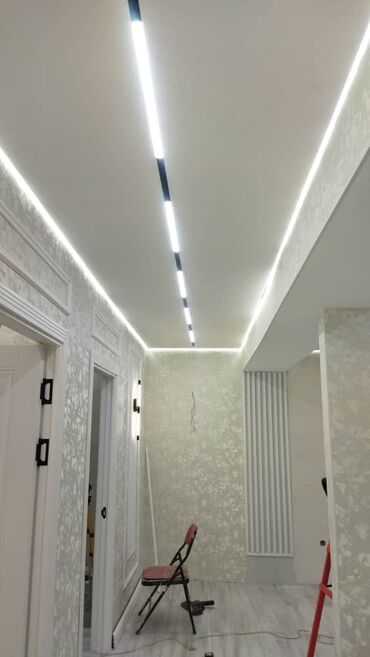 Ванны: Современная ванная комната с отделкой плиткой под мрамор. В стене — 4