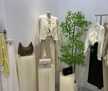 Декоративные цветы: Искусственное дерево в стильном белом кашпо. Идеально для интерьера — 10