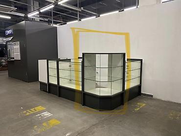 подиум: Угловая витрина для магазина/салона - Форма: пятигранная угловая — 1