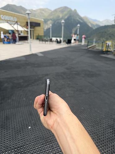 iphone 8 pilus: IPhone 8 Plus, Qara, Simsiz şarj — 5