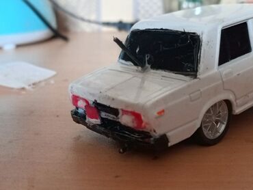 Oyuncaqlar: Məhsul: LED işıqlı kiçik ölçülü model avtomobil Təsvir: - Korpus — 2