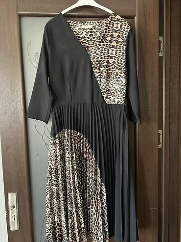 razrezli don: Qadın paltarı – qara və leopard naxışlı, pliseli - Dizayn: Asimmetrik — 1