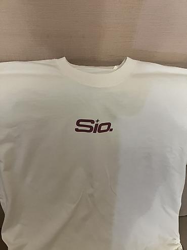 Futbolkalar: Ağ rəngli uniseks T‑shirt. Ön tərəfdə bordo rəngdə “Sio.” loqotipi — 4