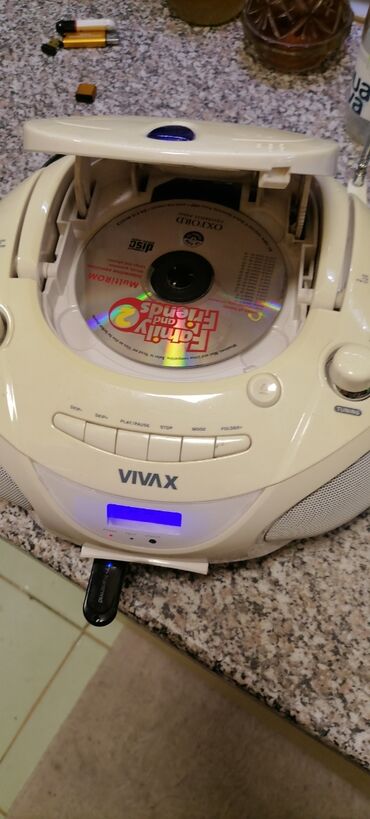 Pojačala i prijemnici: Radio veći VIVAX sa ispravnim CD i USB
Lep Radio
 Mirjevo — 13
