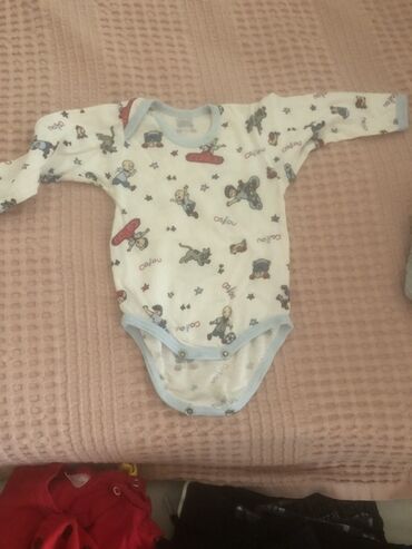 Dəstlər: Körpə geyim dəsti - 3 ədəd qalın, ayaqlı tulum: - Açıq mavi rəngdə — 46