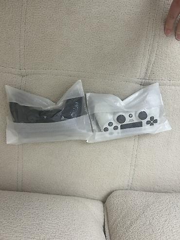 buds 4: PlayStation 4 Slim + 2 ədəd DualShock 4 pultu dəsti.Pultlar — 3