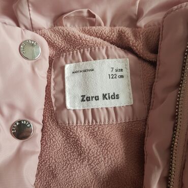 zimska jakna boje: ZARA jakna. Veličina za 6-7 godina.
Boja roze