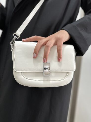 белая сумка: 2100 сом практичная сумочка