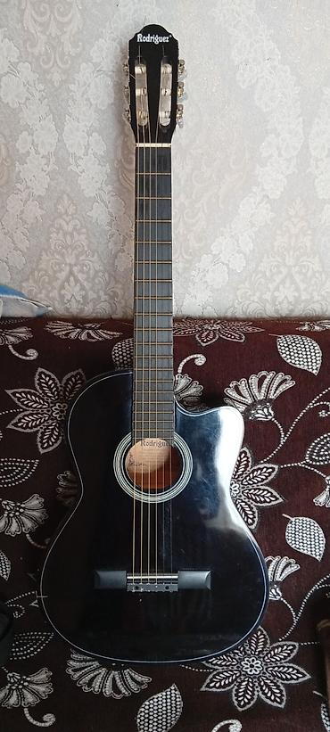 klasik gitara: Rodriguez klassik gitara – kəsik korpuslu (cutaway) model. - Korpus — 1