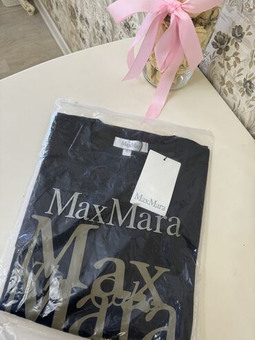 рейлы для одежды: Черная футболочка MaxMara
цвет: черный 
размер: М-L
цена: 1000 сом