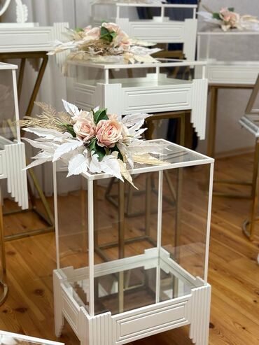 Stend vitrinləri: Ağ rəngdə qarışıq güllərlə 14 ədədli xonça dəsti satılır. Üzərində — 2