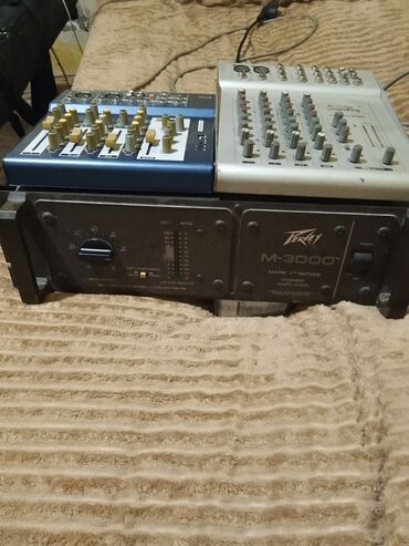 Səs kartları: Musiqi avadanlıqları paketi - Gücləndirici: Peavey M-3000 Mark IV