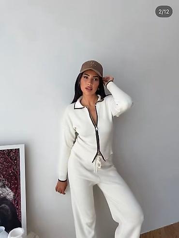Gornji i donji deo: Kompletan outfit — zip jakna i pantalone od trikotaže! ❤️ Šta dobijač — 2