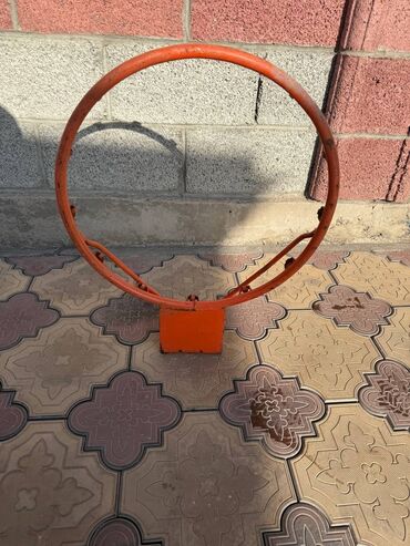 кронштейны: Баскетбольное кольцо с кронштейном для крепления. - Материал: металл