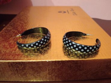 Bilərziklər: 2 manat qolbaq sırğa boyunbağı 
ünvan Bakı sağlamlıq mərkəzi — 10