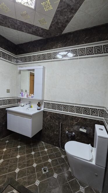 Uzunmüddətli kirayə mənzillər: Mebel və tam təchizatlı mənzil interyeri - Geniş yataq otağı: iki — 10