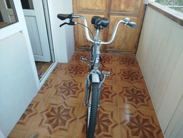 Gümüşü və mavi rənglərdə olan "Чемпион" markalı qatlanan velosiped. Bu