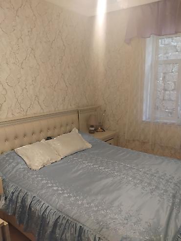 kirayə ev bine: Kirayə mənzil – tam mebelli və texnikalı - Plan: 2 otaq (yataq otağı — 6