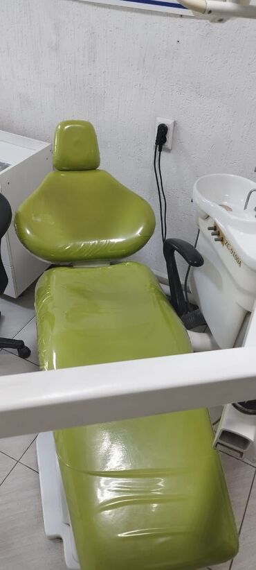 Медицинское оборудование: Продаю стом установку имеется стул врача и рабочий стол без
