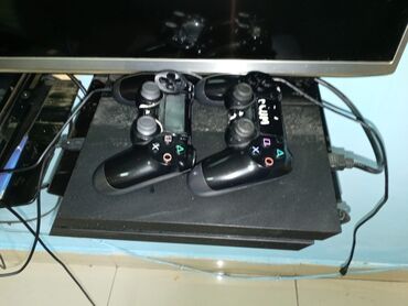 плейстейшн 4 купить: Playstation 42 ədəd orijinal coystik üstündə,içindədə oyunlar var