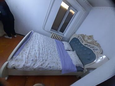 Двуспальные кровати: Кровать в классическом стиле с декоративным изголовьем и изножьем — 5