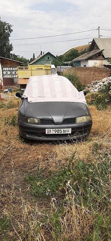 passat variant: Седан среднего класса, темно‑серый, 4 двери. Компактные габариты — 2