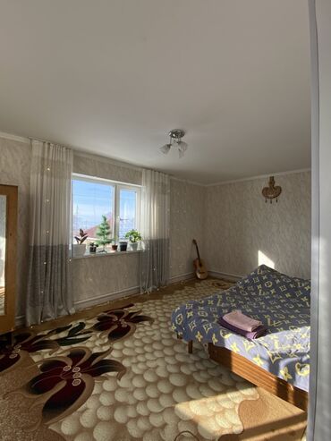 Долгосрочная аренда домов: Сдается дом посуточно. 4 комнаты, двор для парковки + интернет. Цена — 4