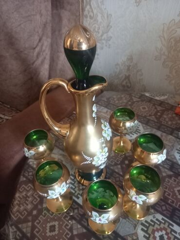 Digər dəstlər və servizlər: Qızılı-yaşıl şüşə içki dəsti - Tərkib: 1 ədəd sürahi (qapaqlı) və 6