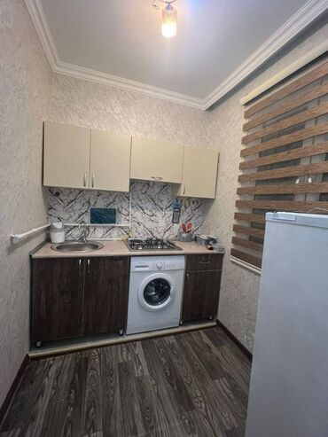 Uzunmüddətli kirayə mənzillər: 7 mkr,244 nömrəli məktəbin yanında,5 mərtəbənin,3-cü mərtəbəsində,2 — 10