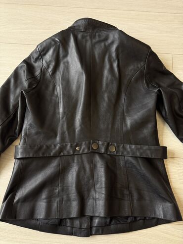 Кожаные куртки: Продаю две кожаных куртки натуральная кожа на обеих. Размер подойдет — 4