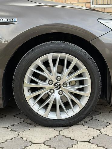 corolla 2018: Toyota Camry: 2019 г., 2.5 л, Автомат, Гибрид, Седан — 10