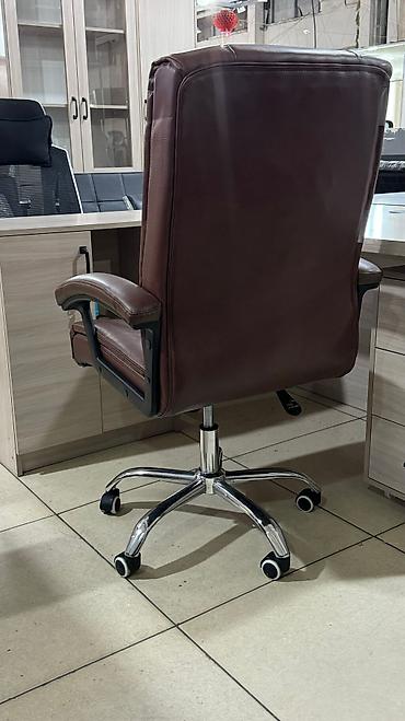 Офисные кресла: Офисное кресло с мягкой сидушкой и спинкой обеспечивает комфорт во — 9