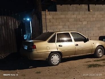 Автомобиль седан, золотистый цвет кузова. 4 двери, тонированные стекла