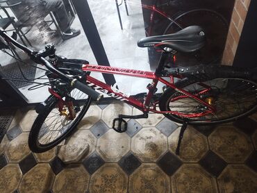 велосипед продаю: Продаю горный велосипед размер диски 26 рама алюминиевый модель имя