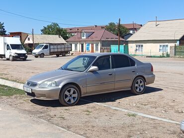 маленькая машина: Элегантный седан Honda Civic бежевого или светло-коричневого цвета с