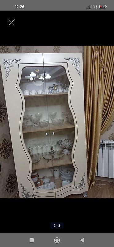 Bufetlər: Şüşəli vitrin dolabı – klassik dizayn - Rəng: krem (şabalıdı tonlu — 1