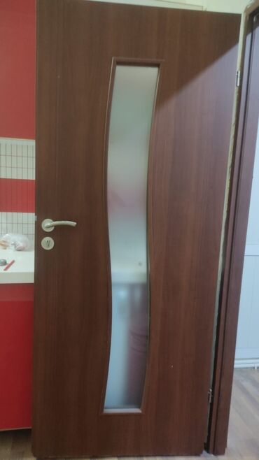 Giriş qapıları: Qapılar çərçivəsiz 80*220 ölçüdür. 4 ədəd var yaxşı vəziyyətdədir
